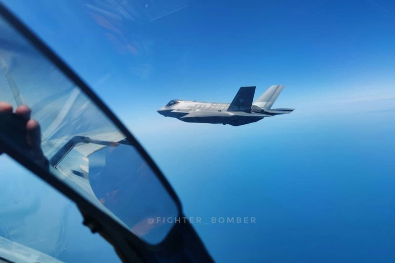 Chiếc tiêm kích F-35 của Hải quân Anh đã bị một máy bay chiến đấu của Nga ngăn chặn, khi đang cố gắng tiếp cận biên giới Syria. Không chỉ chiếc F-35 tàng hình bị “tóm sống”, tiêm kích Nga còn bay lên trước tiêm kích tàng hình ở khoảng cách chỉ 10-15 mét.