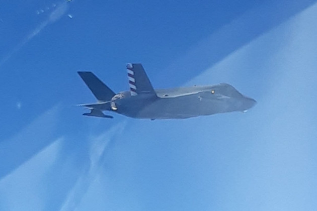 Các bức ảnh được đăng tải cho những người dùng trang Fighterbomber cho thấy, hành động đánh chặn của máy bay chiến đấu Nga với F-35 của Không quân Anh, trên bầu trời Địa Trung Hải.