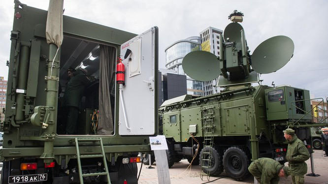 Chưa hết, sau đó các “thiết bị lạ”, đã đánh sập một máy bay trinh sát của Mỹ trên bầu trời Syria. Đáng chú ý là một số máy bay “tai nạn”, đã được Lầu Năm Góc xác nhận; mặc dù có khả năng là đã xảy ra rất nhiều sự cố như vậy.