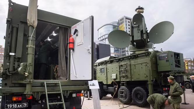 Chưa hết, sau đó các “thiết bị lạ”, đã đánh sập một máy bay trinh sát của Mỹ trên bầu trời Syria. Đáng chú ý là một số máy bay “tai nạn”, đã được Lầu Năm Góc xác nhận; mặc dù có khả năng là đã xảy ra rất nhiều sự cố như vậy.