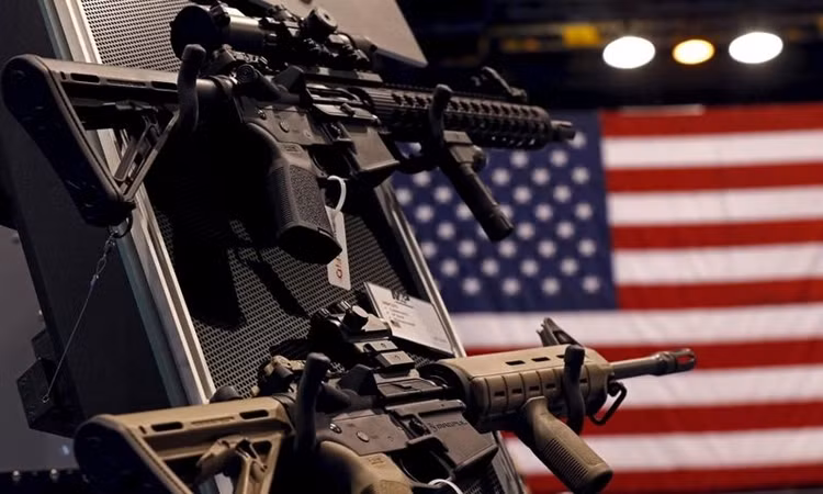 Không có gì đáng ngạc nhiên, khi một lý do khác là sự gia tăng sử dụng súng cá nhân ở Mỹ. Đừng quên, 300 triệu người dân Mỹ hiện sở hữu hơn 300 triệu khẩu súng, giết chết hơn 30.000 người mỗi năm. Nhiều đời tổng thống của Mỹ, bao gồm Lincoln, Theodore Roosevelt, Kennedy, Johnson, Reagan,... đều từng bị ám sát hoặc cố ý ám sát.