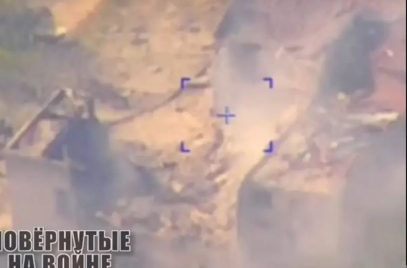 Đoạn video được một UAV trinh sát của Nga quay, khách quan ghi lại khoảnh khắc một quả bom lượn FAB với mô-đun UMPK đã đánh trúng tòa nhà nơi binh lính Ukraine sử dụng làm nơi đóng quân. Sức công phá của quả bom (khả năng là loại FAB-500) đã biến ngôi nhà thành đống đổ nát.