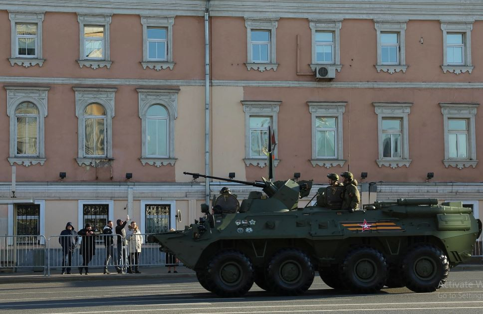 Xe bọc thép chở quân bánh lốp BTR-82A hiện đại của Quân đội Nga di chuyển trong lễ diễu binh. Với tính năng cơ động cùng sức mạnh hỏa lực vượt trội, BTR-82A được đánh giá là một trong những dòng xe bọc thép chở quân hiện đại nhất của Lực lượng Vũ trang Nga hiện nay. 