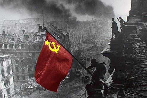 Ngày 8/5/1945, Đức chính thức ký đầu hàng vô điều kiện ở ngoại ô Berlin. Do chênh lệch múi giờ nên đến rạng sáng ngày 9/5/1945, Liên Xô mới có văn bản đầu hàng có hiệu lực. Do vậy sau này, ngày 9/5 được chọn là ngày kỷ niệm chiến thắng của Hồng quân Liên Xô trước chủ nghĩa phát xít Đức.