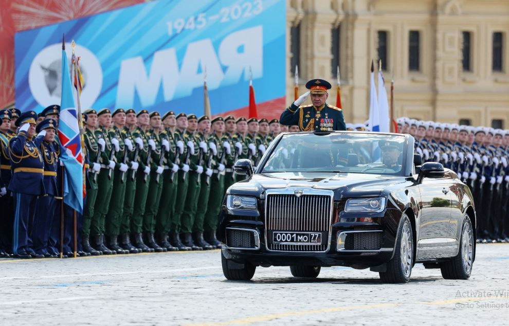 Đúng 10 giờ sáng, cuộc duyệt binh bắt đầu, như thường lệ, Bộ trưởng Quốc phòng Nga Sergei Shoigu duyệt đội hình bằng ô tô. Tổng thống Nga có bài phát biểu Ngày Chiến thắng và xem lễ duyệt binh cùng nhiều nguyên thủ nước ngoài.