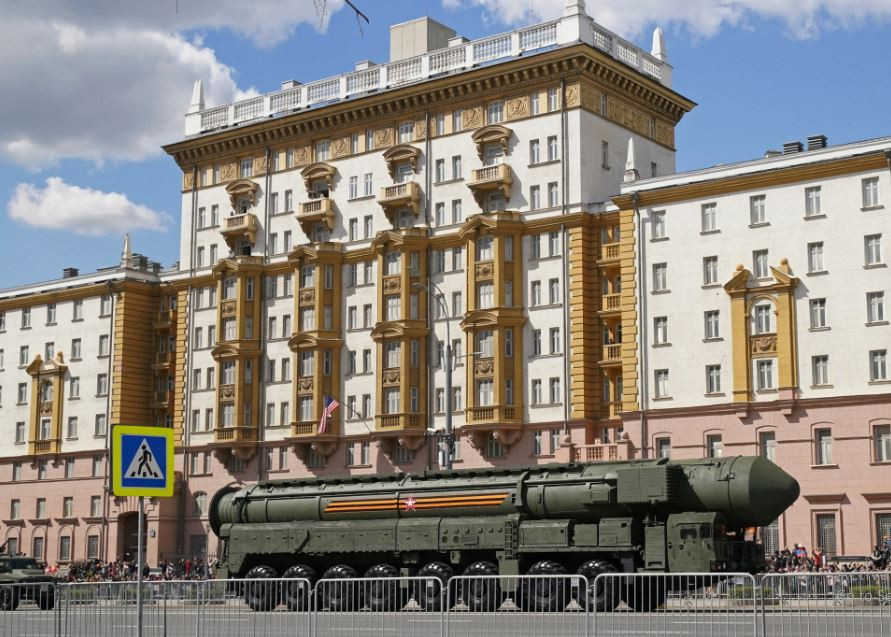 Tên lửa này dài 20,9m, đường kính 2m, trọng lượng phóng 49 tấn và có khả năng mang theo từ 3-6 đầu đạn hạt nhân phân hướng. Với uy lực và tốc độ bay vượt trội, RS-24 Yars được truyền thông phương Tây mệnh danh là "Con trai của quỷ Satan".