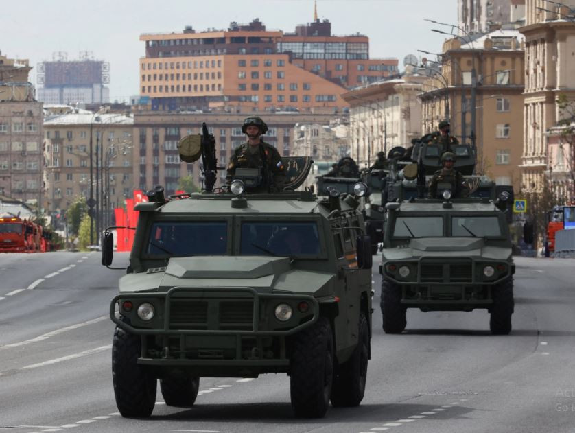 Xe bọc thép chở quân đa địa hình Tiger-M của Nga diễu hành qua Điện Kremlin. Được chế tạo cho nhiệm vụ tuần tra, trinh sát, cũng như hỗ trợ hỏa lực cho lính bộ binh. Xe có thể chở tối đa mười lính bộ binh, được trang bị đầy đủ cùng một lúc; cũng như chở hàng hóa trên những con đường, mà xe tiêu chuẩn không thể di chuyển. 