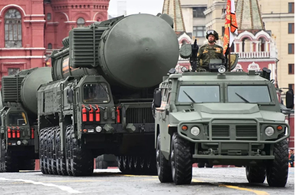 Các loại vũ khí hạng nặng được Nga sử dụng duyệt binh năm nay tương tự như năm ngoái và hầu hết đều là vũ khí tấn công tầm xa như tên lửa chiến thuật Iskander; tên lửa phòng không S-400 Triumph; tên lửa chiến lược Yars... Việc đưa những vũ khí này đi duyệt binh, sẽ không ảnh hưởng tới khả năng sẵn sàng chiến đấu ở tuyến đầu và tương đối dễ dàng trong việc phối hợp diễu binh. 