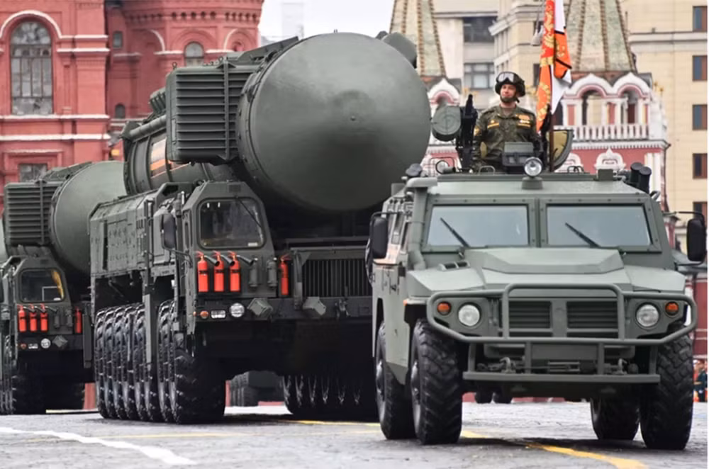 Các loại vũ khí hạng nặng được Nga sử dụng duyệt binh năm nay tương tự như năm ngoái và hầu hết đều là vũ khí tấn công tầm xa như tên lửa chiến thuật Iskander; tên lửa phòng không S-400 Triumph; tên lửa chiến lược Yars... Việc đưa những vũ khí này đi duyệt binh, sẽ không ảnh hưởng tới khả năng sẵn sàng chiến đấu ở tuyến đầu và tương đối dễ dàng trong việc phối hợp diễu binh. 