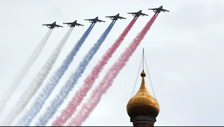 Ngoài ra, thông tin về sự có mặt của đội bay "Hiệp sĩ Nga" và "Swifts" sẽ biểu diễn nhào lộn trên không trên Quảng trường Đỏ. Sáu máy bay cường kích Su-25 bốc ra làn khói ba màu tượng trưng cho quốc kỳ Nga, kết thúc rực rỡ cho toàn bộ cuộc duyệt binh.