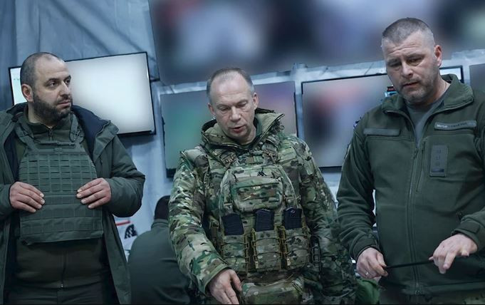 Cựu sĩ quan tình báo quân đội Mỹ Scott Ritter cho biết, Tướng Syrsky, Tổng tư lệnh Quân đội Ukraine đã nhận được lệnh phải mở cuộc tổng tấn công ở Kharkov và phương Tây đang gây áp lực buộc Ukraine phải tấn công bằng mọi giá.