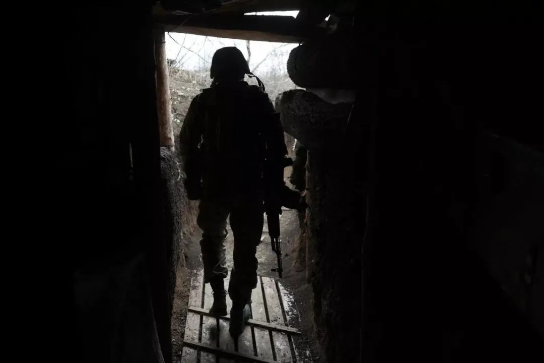 Hiện các đơn vị Ukraine chiến đấu trong thành phố Bakhmut, họ chỉ trông chờ vào hỏa lực vũ khí bộ binh của chính họ, do các trận địa pháo đã bị pháo binh Nga chế áp. Do vậy mới có tình trạng, họ phải chiến đấu bằng hỏa lực vũ khí bộ binh với quân Nga đông gấp nhiều lần, liên tục trong 10 giờ.