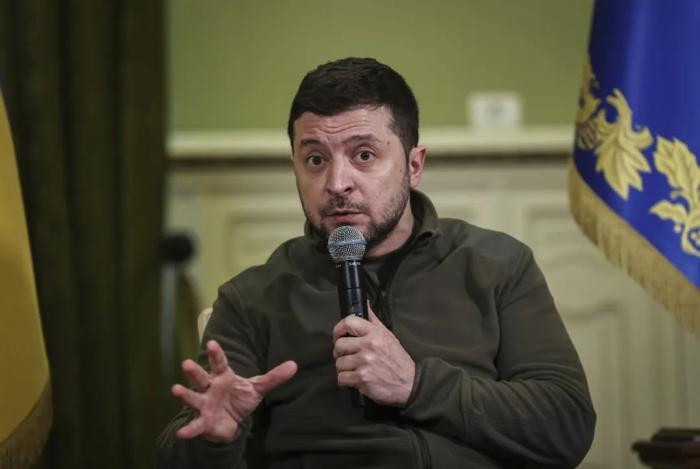 Tổng thống Ukraine Zelensky, dù biết tình hình chiến trường Bakhmut rất khó khăn, nhưng ông vẫn yêu cầu quân đội Ukraine phòng thủ khu vực này, bất chấp lời khuyên của các cố vấn quân sự Mỹ và NATO triệt thoái khỏi đây. Kết quả là thương vong của quân đội Ukraine ngày càng nghiêm trọng.