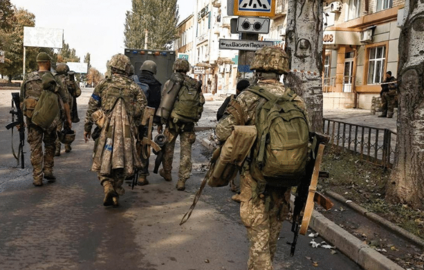 Cựu phó của Rada (Nghị viện Ukraine) Igor Lutsenko cho biết, Lữ đoàn bộ binh cơ giới 30 của Quân đội Ukraine, đang gặp phải tình trạng thiếu đạn trầm trọng và đang rút lui dưới sự tấn công dữ dội của quân Nga. Do đó tuyến đường cao tốc từ Bakhmut đi Slavyansk có thể sẽ bị mất trong tương lai gần.