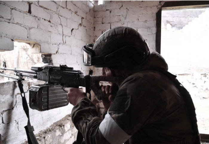 Việc lần này quân Nga “giằng co” với quân Ukraine trong 10 tiếng đồng hồ, có thể do pháo binh Nga không kịp thời phát động tấn công bằng hỏa lực hạng nặng, nên các lực lượng xung kích, chỉ có thể chiến đấu với quân Ukraine bằng vũ khí bộ binh hạng nhẹ. 