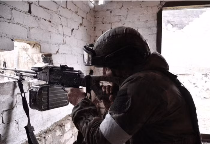 Việc lần này quân Nga “giằng co” với quân Ukraine trong 10 tiếng đồng hồ, có thể do pháo binh Nga không kịp thời phát động tấn công bằng hỏa lực hạng nặng, nên các lực lượng xung kích, chỉ có thể chiến đấu với quân Ukraine bằng vũ khí bộ binh hạng nhẹ. 