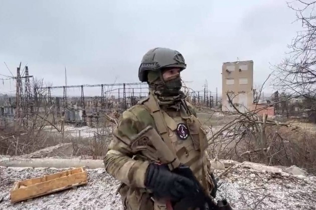 Với hỏa lực pháo binh bắn phá dữ dội, thì công sự vững chắc của quân đội Ukraine cũng không thể ngăn cản quân Nga quá lâu, nên rất nhiều binh lính Ukraine đã lựa chọn đầu hàng để cứu lấy mạng sống. Rất ít đơn vị Ukraine dám chiến đấu cận chiến với lính đánh thuê Wagner, vì lực lượng này đánh rất “lỳ đòn”.