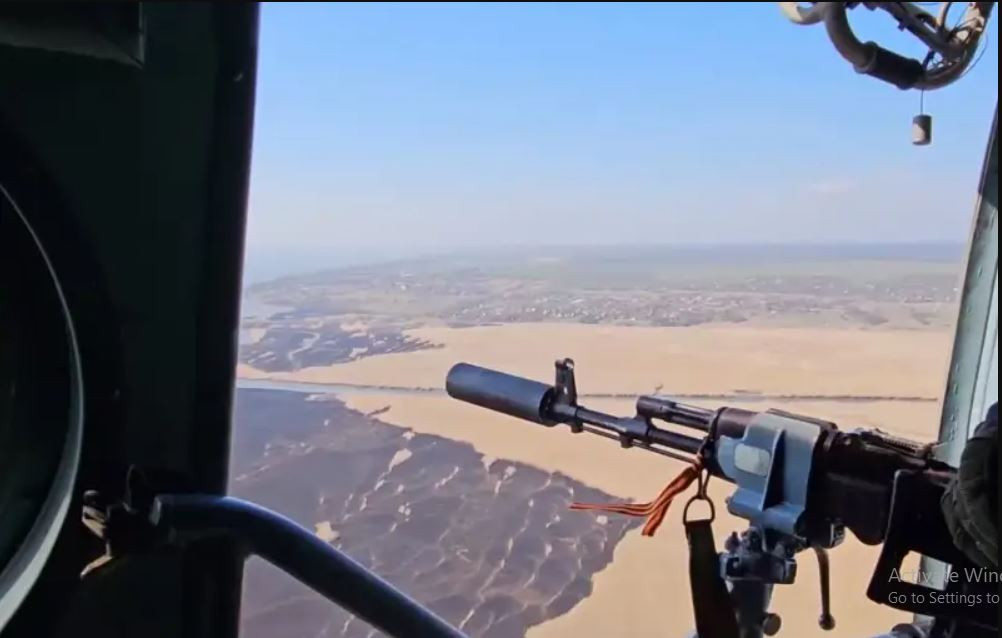 Kênh Suriyakmaps cũng xác nhận, ở phía tây và nam Bakhmut, quân Nga bắt đầu tiến về phía nam Ivanivske sau khi chiếm được ngôi làng quan trọng này. Ngoài ra, quân Nga đã tái khởi động các cuộc tiến công về phía bắc làng Klishchiivka. 