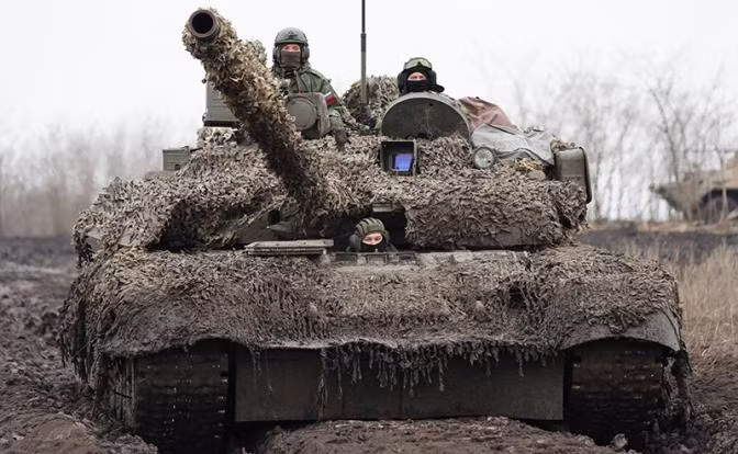 Kênh Two Majors cho biết, quân Nga đang xông thẳng tới Chasov Yar từ phía tây Bakhmut và chỉ còn hơn 1km nữa là mũi xung kích đầu tiên sẽ áp sát ngoại ô Chasov Yar; các trận đánh ác liệt đang diễn ra. 