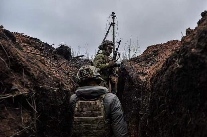 Khi quân đội Nga tăng tốc đột phá trên bộ, dự đoán của NATO về "Tuyến phòng thủ sông Dnieper" đang trở thành sự thật. Các chuyên gia quân sự NATO bi quan cho rằng, tuyến phòng thủ dọc theo tuyến kênh đào Severski Donets - Donbass đang sụp đổ và AFU không thể ngăn chặn cuộc tấn công của Nga trên bộ hoặc trên không. 