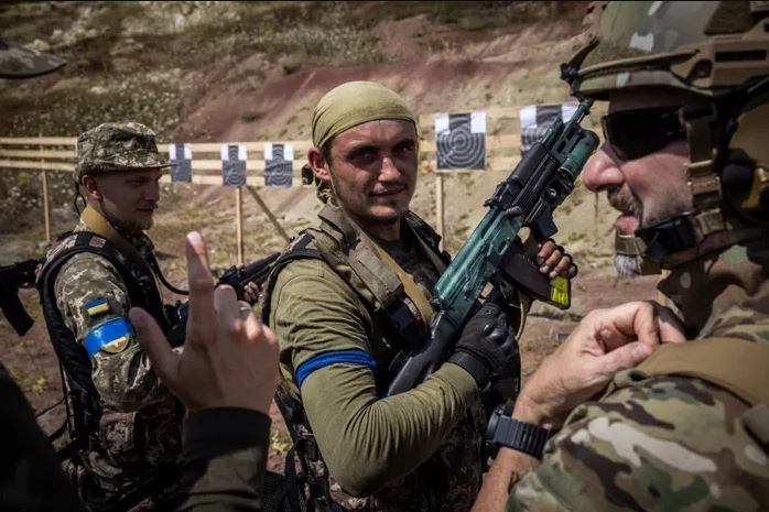 Những người lính đánh thuê phương Tây khi mới đến chiến đấu ở Ukraine với một tâm thế “ngôi sao của truyền thông”. Tuy nhiên, khi đối mặt với thực tế, họ nhanh chóng nhận ra rằng, tiền bạc và lòng dũng cảm sẽ không giúp ích gì cho họ. Điều này đã được tờ VZGLYAD phỏng vấn cựu Thượng nghị sĩ Franz Klintsevich, người đứng đầu Hội Cựu chiến binh của Nga tại Afghanistan.