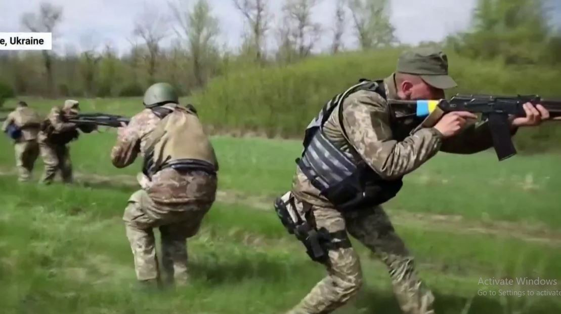 Một số nguồn tin cho biết, những người lính đánh thuê thường vi phạm kỷ luật như đến quậy phá ở các quán bar và các câu lạc bộ thoát y ở Kiev, bất chấp sự cấm đoán của giới lãnh đạo. Tình trạng này đã làm ảnh hưởng đến hiệu quả và hình ảnh của Mozart PMC, dẫn đến việc nhà tài trợ lớn nhất Allied Extract từ chối các dịch vụ của công ty.