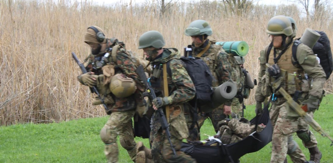 “Khi chỉ huy Quân đội Ukraine tung quân đánh thuê Mozart vào các hoạt động chiến đấu; nhưng việc đối đầu với lính dù và lính bộ binh của Nga, là cơn ác mộng thực sự đối với họ. Xét cho cùng, quân đội Nga có kinh nghiệm thực tế chiến đấu ở Syria và các điểm nóng khác”, ông Klintsevich nói thêm. 