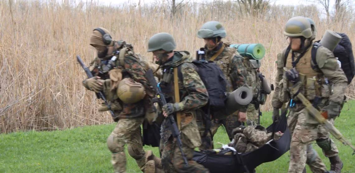 “Khi chỉ huy Quân đội Ukraine tung quân đánh thuê Mozart vào các hoạt động chiến đấu; nhưng việc đối đầu với lính dù và lính bộ binh của Nga, là cơn ác mộng thực sự đối với họ. Xét cho cùng, quân đội Nga có kinh nghiệm thực tế chiến đấu ở Syria và các điểm nóng khác”, ông Klintsevich nói thêm. 