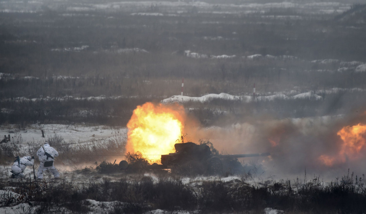 Đặc biệt, một căn cứ quân sự gần làng Krasnaya Grigorovka đã bị hỏa lực pháo binh của Nga phá hủy hoàn toàn, đó là đơn vị mang số hiệu 2110. Ngoài ra đơn vị 7036 cũng đã bị xóa sổ trong khu dân cư Krasnopolye. Một số trạm radar đã bị phá hủy tại các sân bay của vùng Dnepropetrovsk.