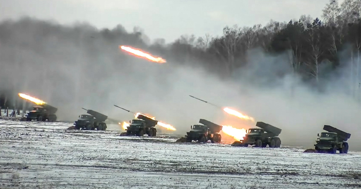 Theo thông tin ban đầu, ở khu vực Ivano-Frankivsk, Kharkov, Kherson, và nhiều thành phố khác trên khắp lãnh thổ Ukraine, các sân bay quân sự đã bị tấn công. Quân đội Ukraine đã không thể tổ chức sơ tán lực lượng kịp thời và tổ chức phòng tránh đánh trả.