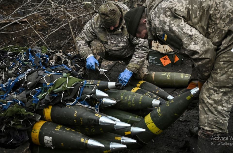 Sau khi Chiến tranh Lạnh kết thúc, năng lực sản xuất đạn pháo của phương Tây tiếp tục suy giảm và phụ thuộc quá nhiều vào Trung Quốc và Ấn Độ về nguồn cung thuốc nổ TNT. Reuters nhấn mạnh, so với năng lực sản xuất hằng tháng khoảng 36.000 viên đạn pháo cỡ 155 mm hiện tại của Mỹ, năng lực sản xuất đạn pháo của châu Âu đang ngày càng nhanh hơn và gần như toàn bộ châu Âu đang nỗ lực tăng năng lực sản xuất đạn pháo.