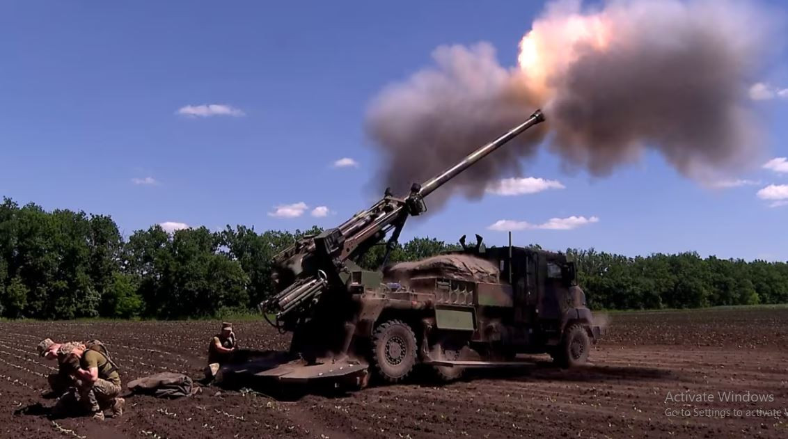 Ngoài đạn pháo, toàn bộ ngành công nghiệp quốc phòng tại châu Âu cũng đang phát triển không ngừng sản xuất pháo tầm xa. Mặc dù pháo tự hành K9 sản xuất tại Hàn Quốc đã chiếm lĩnh thị trường nhiều nước châu Âu, nhưng pháo tự hành bánh lốp sản xuất tại Pháp và Thụy Điển đang rất được ưa chuộng ở châu Âu, đã được chứng minh ở chiến trường Ukraine. 