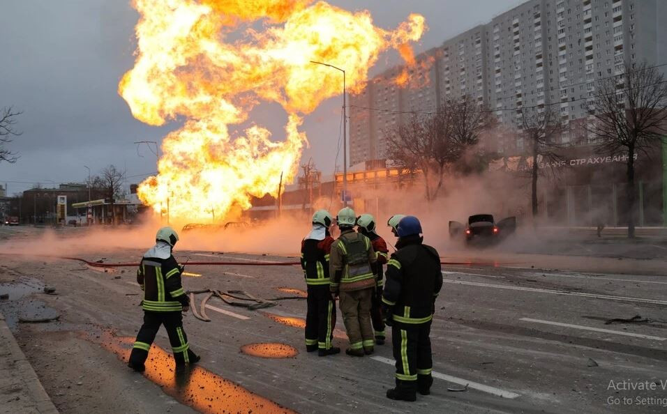 Nhờ tên lửa tầm xa có độ chính xác cao và hỏa lực mạnh, Nga chiếm thế thượng phong về mặt chiến thuật. Tuy nhiên, điều này cũng khiến NATO và Ukraine phải đối mặt với những thách thức mới và phải tìm ra sự cân bằng mới giữa phòng thủ và phản công. (Nguồn ảnh: Ukrinform, Kyiv Independent, RT).