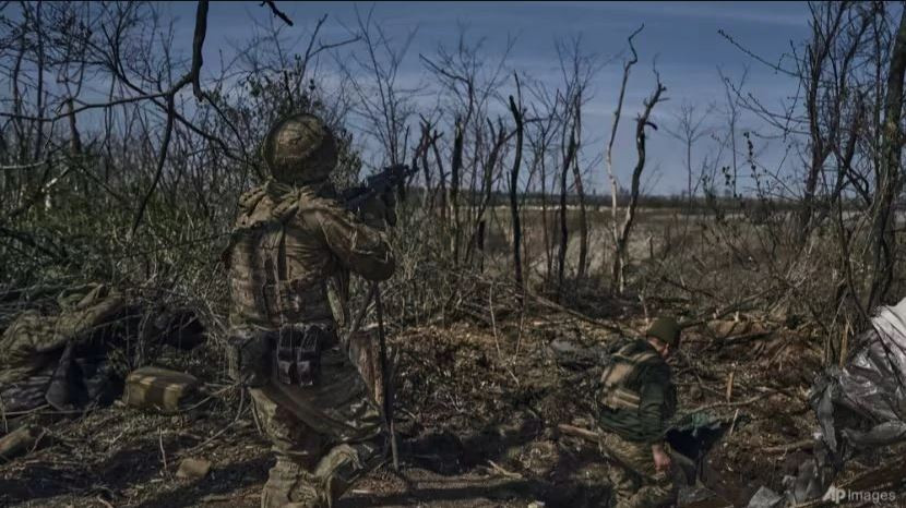 Do ảnh hưởng bởi thời tiết xấu, việc bảo đảm cho lực lượng Ukraine trong thành phố Avdiivka ngày càng khó khăn. Để tránh quân Nga phát hiện, phía Ukraine đã phải bí mật tiếp tế đạn, thực phẩm và quân tiếp viện mới bằng đường bộ hoặc đường đất nhỏ vào ban đêm.