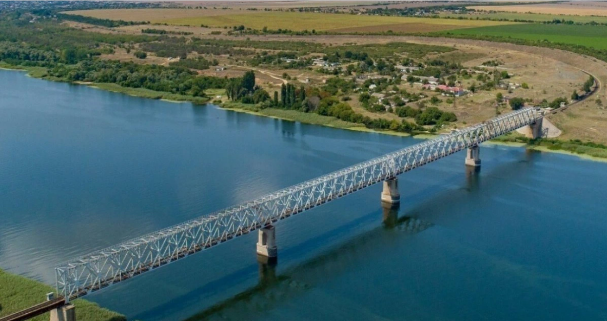 Tuy nhiên con đường qua đỉnh đập Kakhovka mới, phải đi vòng xa mất 150km; trong khi đó, việc tổ chức qua sông Ingulets bằng phà, cũng bị đe dọa tấn công bằng tên lửa HIMARS của Quân đội Ukraine.