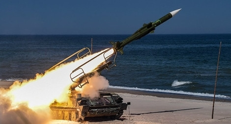 Tuy nhiên, điều khó khăn trong việc đánh chặn tên lửa HIMARS là giai đoạn cuối, khi tên lửa HIMARS bẻ góc và tấn công gần theo phương thẳng đứng; do vậy tên lửa phòng không chỉ có thể đưa ra quyết định trong thời gian rất ngắn, thời gian phản ứng bắt buộc phải được hoàn thành trong vòng 10 giây.