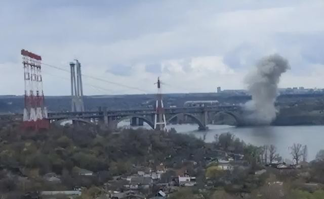 Đồng thời, Bộ Tư lệnh miền Nam Ukraine cho biết, Quân đội Ukraine đang tiếp tục tấn công kho đạn và căn cứ hậu cần của Quân đội Nga gần Kherson. Nhằm phá hủy các kho nhiên liệu, chất bôi trơn và vật tư chiến đấu, làm giảm hiệu quả chiến đấu của Quân đội Nga.