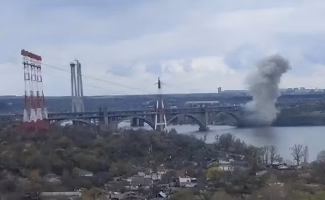 Đồng thời, Bộ Tư lệnh miền Nam Ukraine cho biết, Quân đội Ukraine đang tiếp tục tấn công kho đạn và căn cứ hậu cần của Quân đội Nga gần Kherson. Nhằm phá hủy các kho nhiên liệu, chất bôi trơn và vật tư chiến đấu, làm giảm hiệu quả chiến đấu của Quân đội Nga.