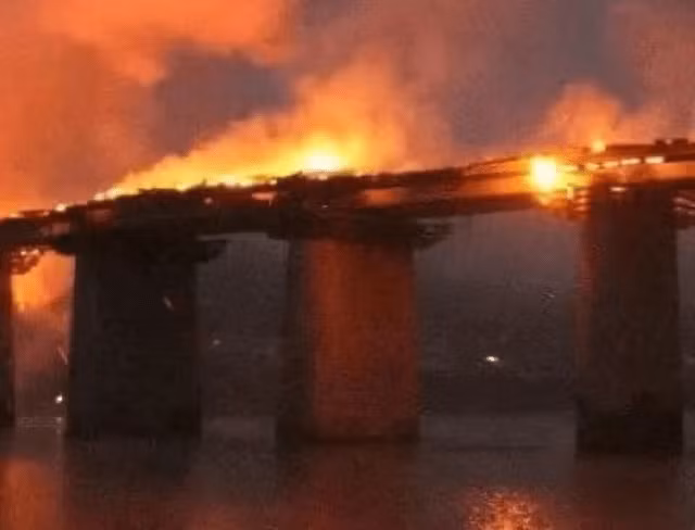 Với việc Quân đội Ukraine tăng cường các hoạt động phá hủy cầu đường sắt và cầu đường bộ cao tốc trên sông Dnepr; đặc biệt là cây cầu đường sắt có lưu lượng vận chuyển hàng hóa lớn, đã bị đánh gãy. Hàng chục nghìn quân Nga và hơn 200.000 cư dân ở Kherson, cần rất nhiều nguồn cung cấp nhu yếu phẩm hàng ngày.