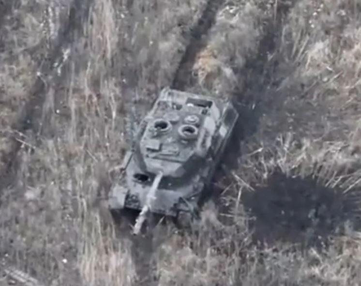 Một lính tăng của Ukraine lái chiếc Leopard 1A5 có biệt danh “Khomyak” đã cho biết, Leopard 1A5 có “tốc độ lùi” nhanh hơn chiếc tăng T-64 của Liên Xô mà anh ta đã lái trước đó; tốc độ có thể lên tới 50 km/h. Nếu theo “Khomyak”, cứ như thể người Đức chế tạo xe tăng để “chạy tán loạn”.