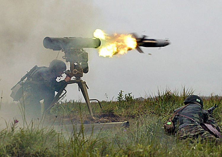 Khomyak cũng cho biết thêm, các đội cơ động săn tăng của Nga được trang bị ATGM xuất hiện “dày đặc” trên chiến trường, để săn lùng các phương tiện bọc thép khác của Ukraine; khiến lực lượng xe bọc thép của Ukraine đã mỏng lại càng thêm nguy khốn.