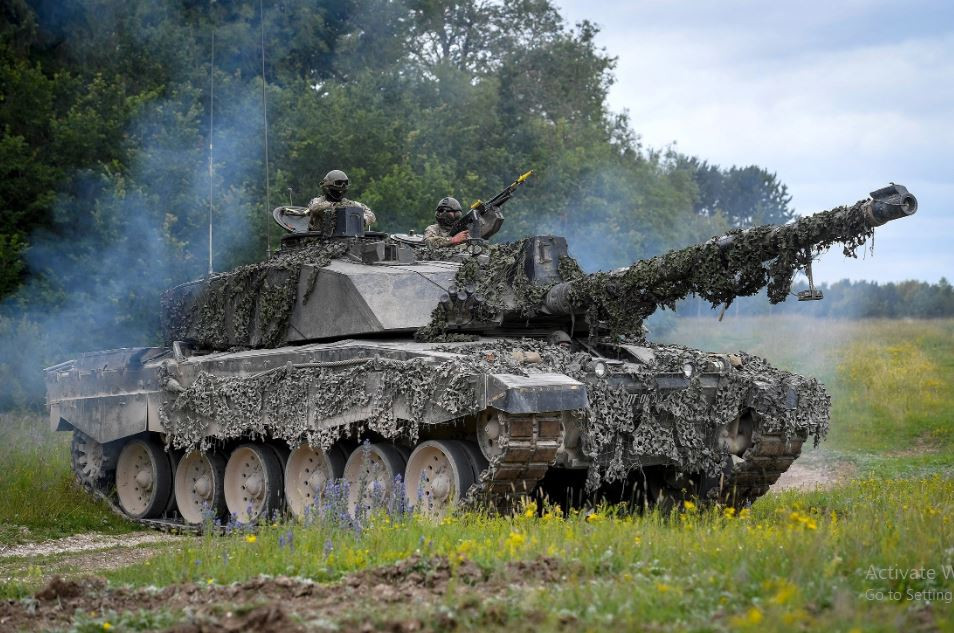 Mối đe dọa với các loại xe bọc thép của Ukraine không chỉ đến từ phía trước, mà là từ 3 chiều đó là: Mìn chống tăng dưới mặt đất; tên lửa, pháo các loại, súng phóng lựu từ 4 hướng và UAV từ phía trên.