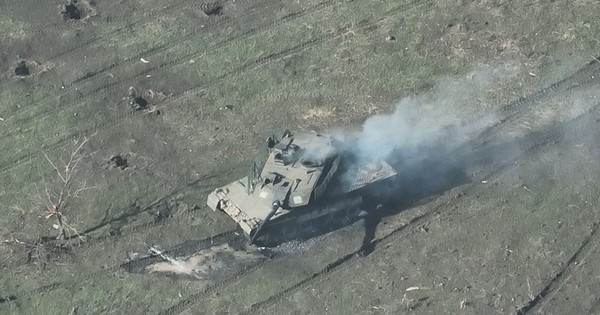 Trong một bài viết đăng trên tạp chí này, những chiếc xe tăng Leopard 2 được cho là “siêu vũ khí, khó có thể bị tấn công” đã liên tục bị quân Nga tiêu diệt. Bài báo đánh giá: “Trong số chưa đến 100 chiếc Leopard 2 hiện đang được Ukraine sử dụng, ít nhất 26 chiếc đã bị phá hủy hoàn toàn, trong khi những chiếc còn lại không thể được đưa vào sử dụng do vấn đề bảo trì và sửa chữa”.