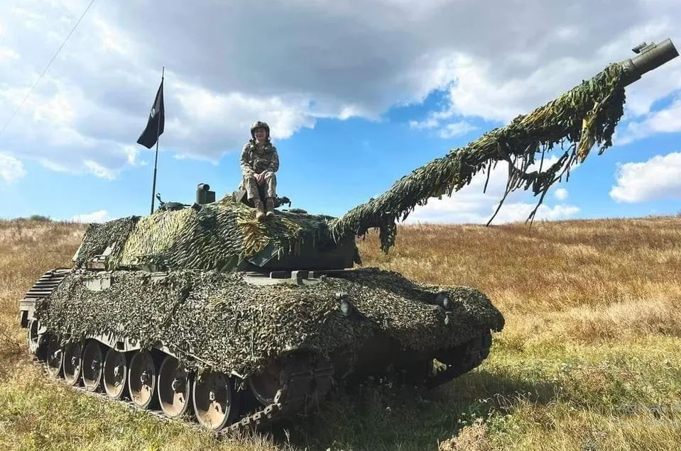 Theo trang tin quân sự Ze-TV (thân Ukraine), những chiếc xe tăng Leopard 1A5 do Bỉ viện trợ gần mặt trận Kupyansk. Những chiếc Leopard 1A5 này được Tây Đức chế tạo vào thập niên 1960, không có lớp giáp phụ và khả năng bảo vệ rất yếu.