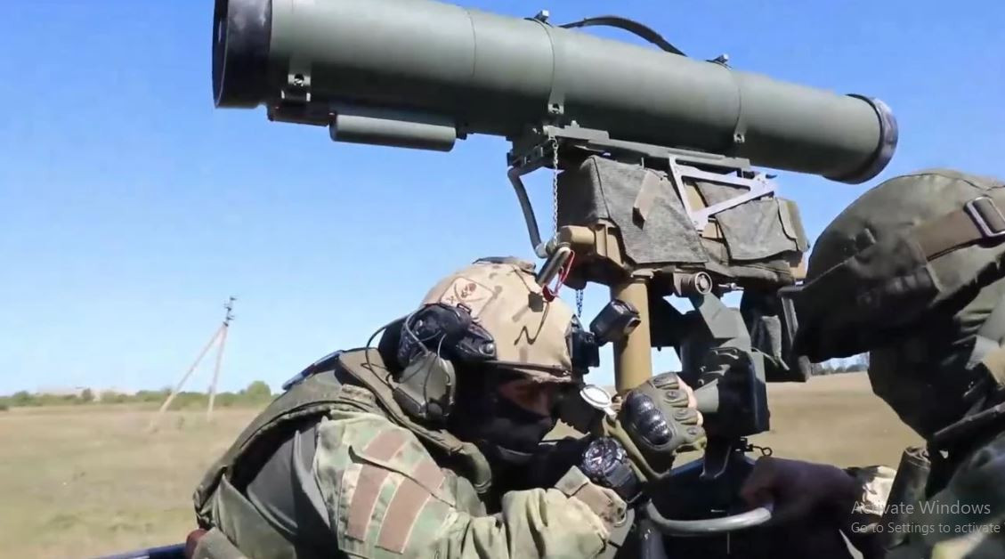 Trên hướng Kupyansk, các thành viên của tổ diệt tăng cơ động của Nga, được trang bị tên lửa chống tăng có điều khiển (ATGM) Kornet, đã “tàn sát” xe bọc thép của Ukraine. Đoạn phim được công bố trực tuyến cho thấy, một chiếc xe tăng Strv 122 của Ukraine (phiên bản Leopard 2A5 giành cho Thụy Điển) bị tấn công bởi ATGM Kornet và tổ lái đã phải bỏ xe.