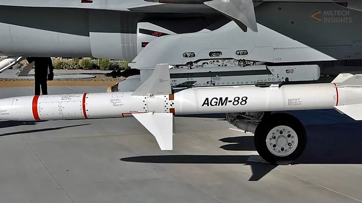 Ukraine đã cố gắng tấn công sân bay quân sự của Nga ở Crimea trong điều kiện có thể của họ; nhưng trước khi hành động, quân đội Ukraine đã sử dụng tên lửa AGM-88 và mục tiêu của nó là trận địa tên lửa phòng không S-300 của Nga.