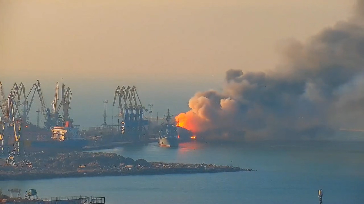 Kế hoạch tác chiến tiếp theo của quân đội Ukraine được thể hiện rõ ràng: Đầu tiên là phá hủy hệ thống phòng không xung quanh quân cảng, sau đó chờ thời cơ phóng tên lửa đạn đạo tập kích các tàu chiến đang đậu trong quân cảng. Trước đó tại cảng Berdyansk, quân đội Ukraine đã sử dụng tên lửa đạn đạo Tochka-U, đánh chìm 1 tàu đổ bộ và làm hỏng 2 tàu khác.