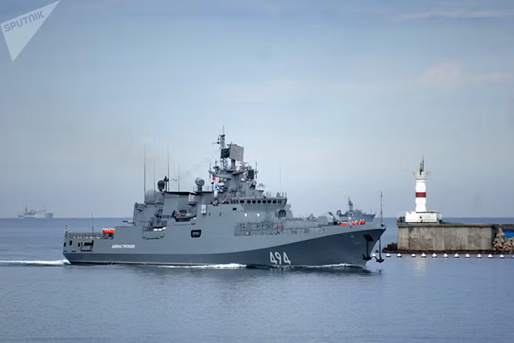 Đã có một sự thay đổi trong quan niệm về phát triển hải quân Nga. Trong khi trước đây Liên Xô chỉ tập trung vào các tàu có trọng tải lớn, thì nay Hải quân Nga đã bổ sung thêm trọng lượng cho các tàu khu trục hạng trung (khinh hạm), được trang tương đối mạnh.