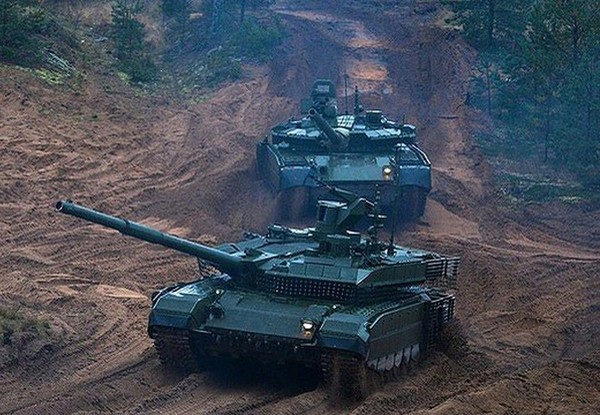 Do xe tăng T-80 trang bị động cơ tuabin, nên T-80 có khả năng cơ động rất cao và được ví là “xe tăng bay”; tuy nhiên nhược điểm của T-80 là ngốn quá nhiều nhiên liệu và tiếng ồn cao. Theo thông tin, trong ngày 25/2, tại hướng Kharcov, Quân đội Nga đã phải bỏ lại một chiếc T-80 BMV vì hết nhiên liệu.
