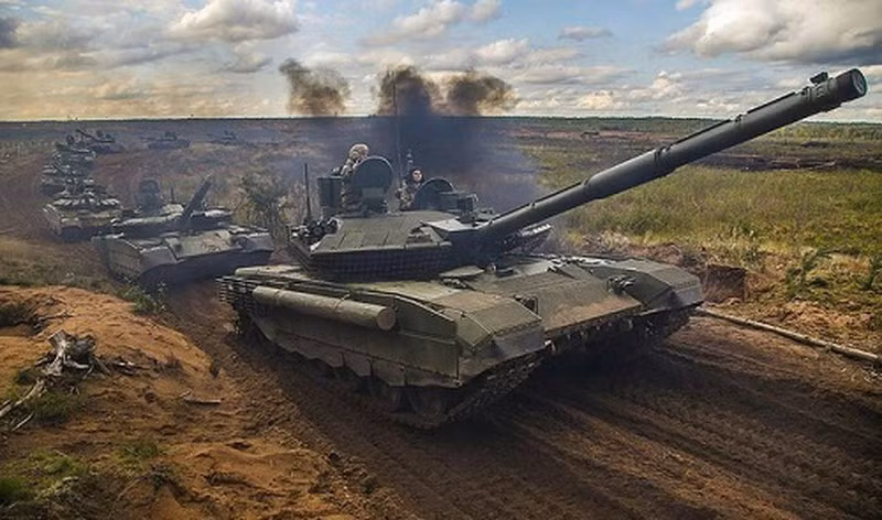 Kíp xe của T-80 có ba thành viên, giảm 25% quân số so với một số mẫu xe tăng của phương Tây vì không có biên chế pháo thủ nạp đạn. Trọng lượng của xe cũng nhẹ hơn xe tăng phương Tây, khi chỉ có tổng trọng lượng chiến đấu của nó là 43.000 kg, nên T-80 chỉ được coi là xe tăng hạng nhẹ so với xe tăng phương Tây (xe tăng M1A2 của Mỹ trọng lượng 62.000 kg).